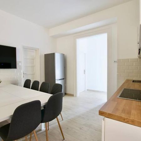 Premium Apartment By Hi5 - Astoria 4 Bedroom Budapest Bagian luar foto