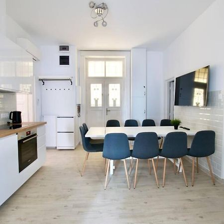 Premium Apartment By Hi5 - Astoria 4 Bedroom Budapest Bagian luar foto