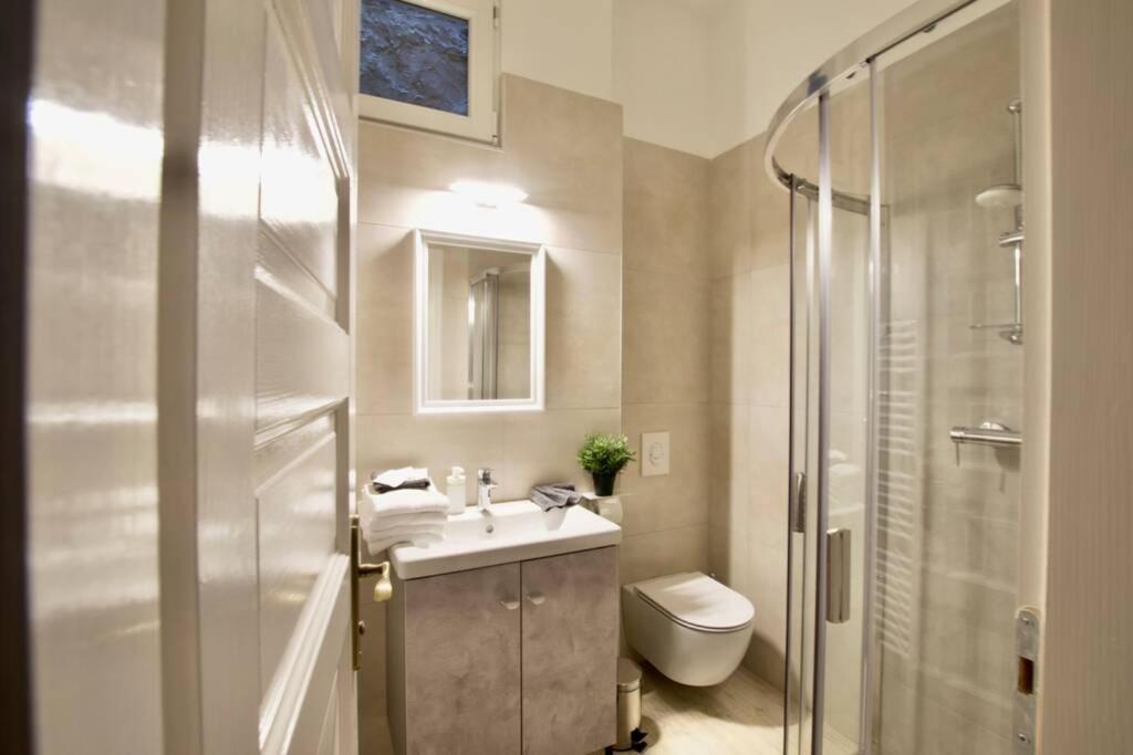 Premium Apartment By Hi5 - Astoria 4 Bedroom Budapest Bagian luar foto
