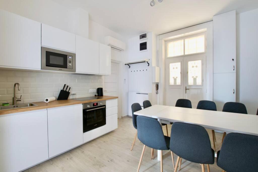 Premium Apartment By Hi5 - Astoria 4 Bedroom Budapest Bagian luar foto