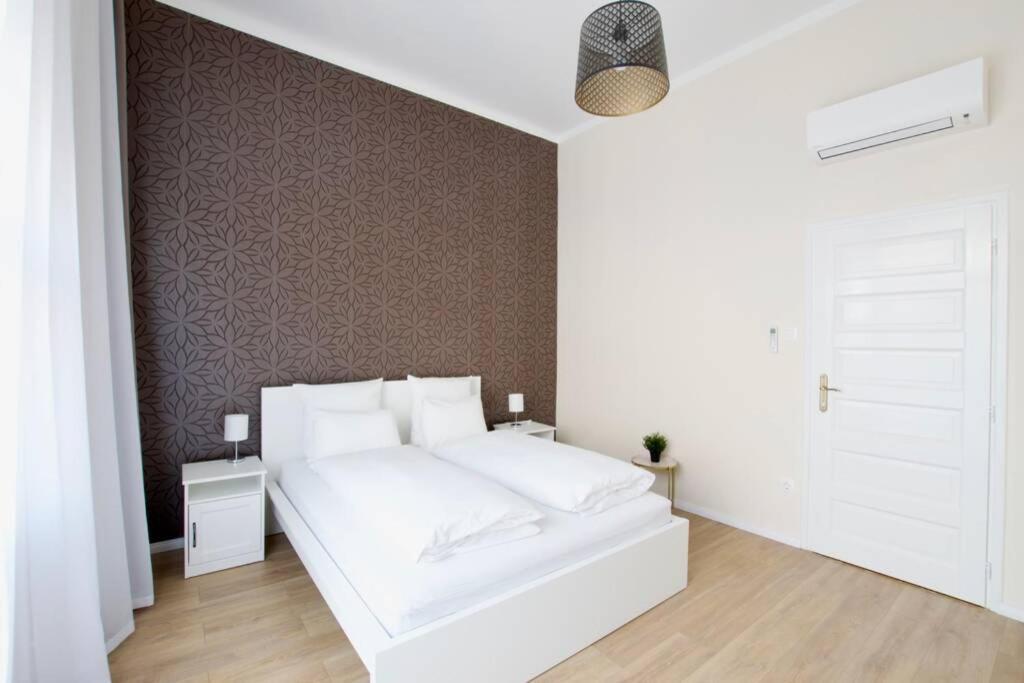 Premium Apartment By Hi5 - Astoria 4 Bedroom Budapest Bagian luar foto