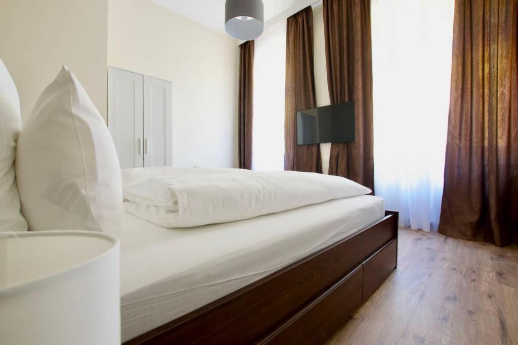 Premium Apartment By Hi5 - Astoria 4 Bedroom Budapest Bagian luar foto