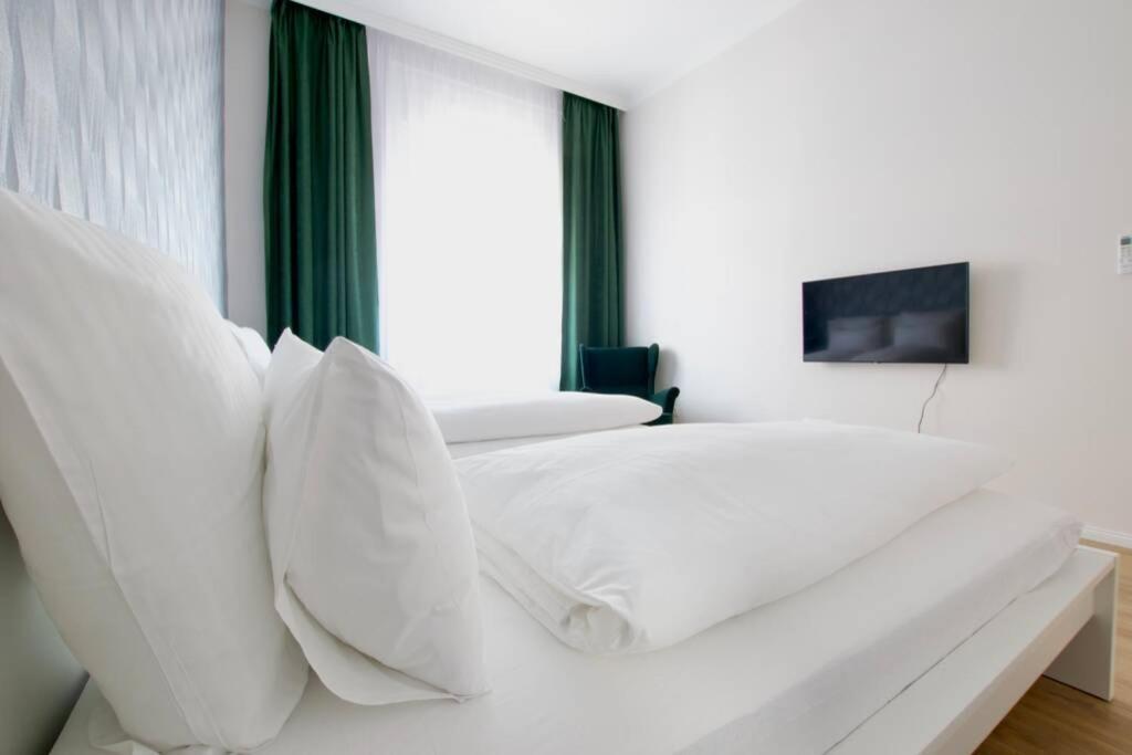 Premium Apartment By Hi5 - Astoria 4 Bedroom Budapest Bagian luar foto