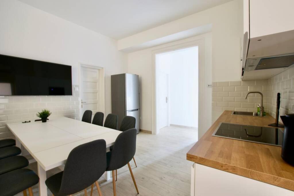 Premium Apartment By Hi5 - Astoria 4 Bedroom Budapest Bagian luar foto