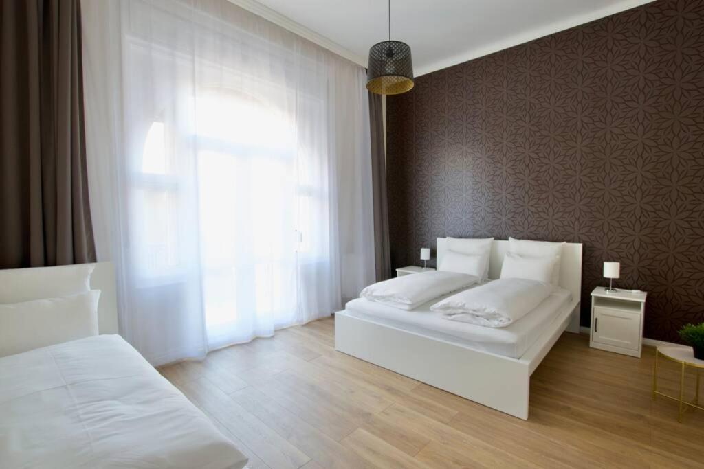 Premium Apartment By Hi5 - Astoria 4 Bedroom Budapest Bagian luar foto