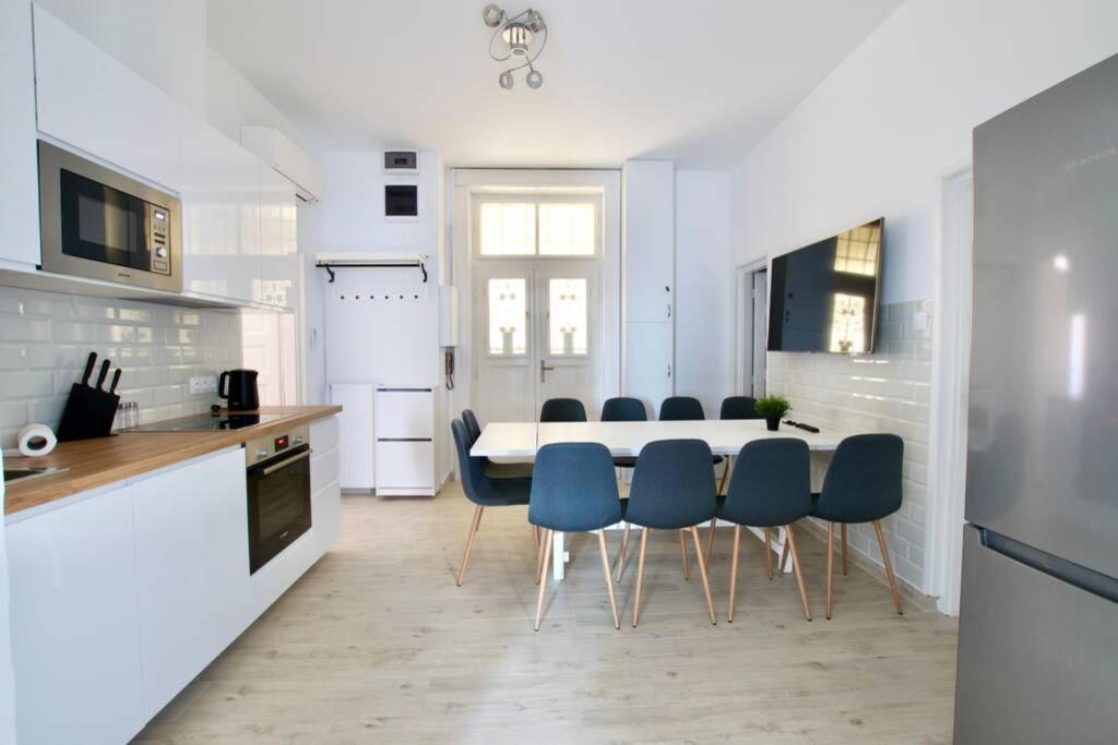 Premium Apartment By Hi5 - Astoria 4 Bedroom Budapest Bagian luar foto