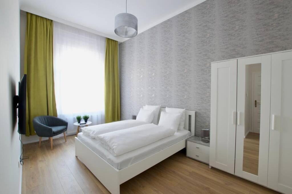 Premium Apartment By Hi5 - Astoria 4 Bedroom Budapest Bagian luar foto