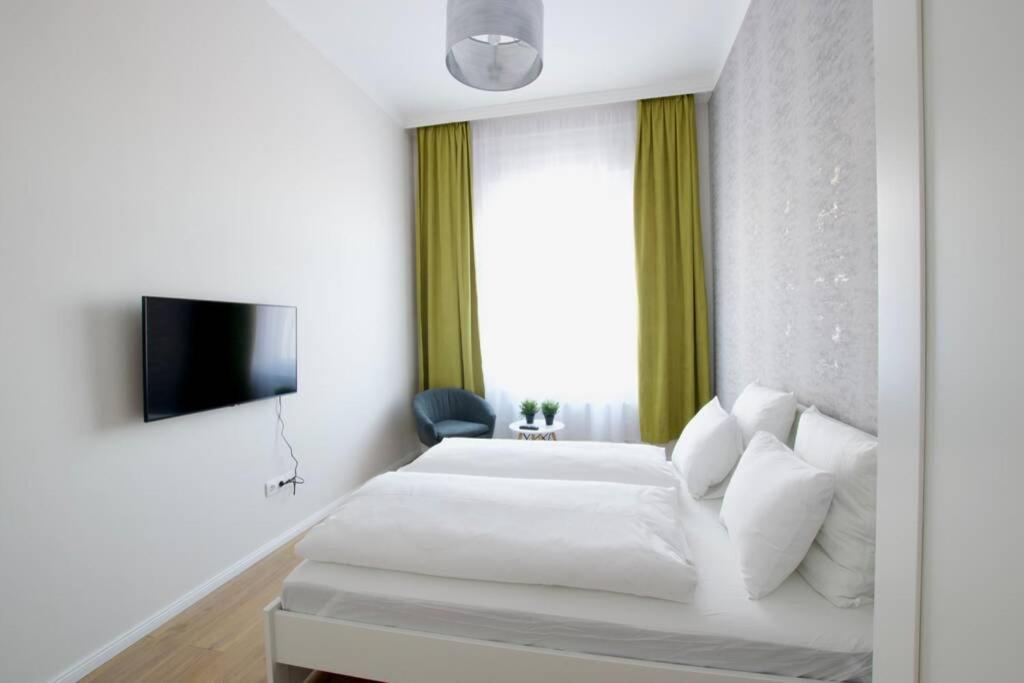 Premium Apartment By Hi5 - Astoria 4 Bedroom Budapest Bagian luar foto