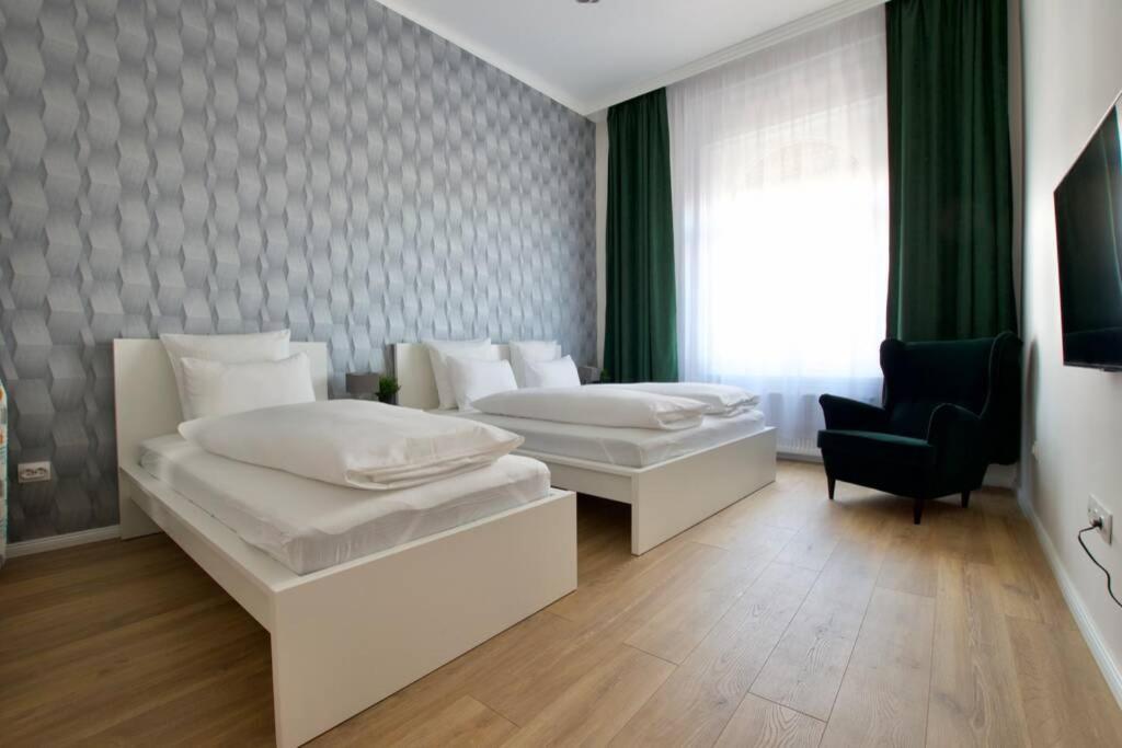 Premium Apartment By Hi5 - Astoria 4 Bedroom Budapest Bagian luar foto